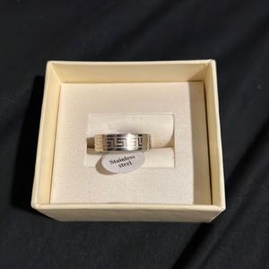 STAINLESS STEEL SILVER BAND W/ETCHED DESIGN SIZE 17 = US size 6